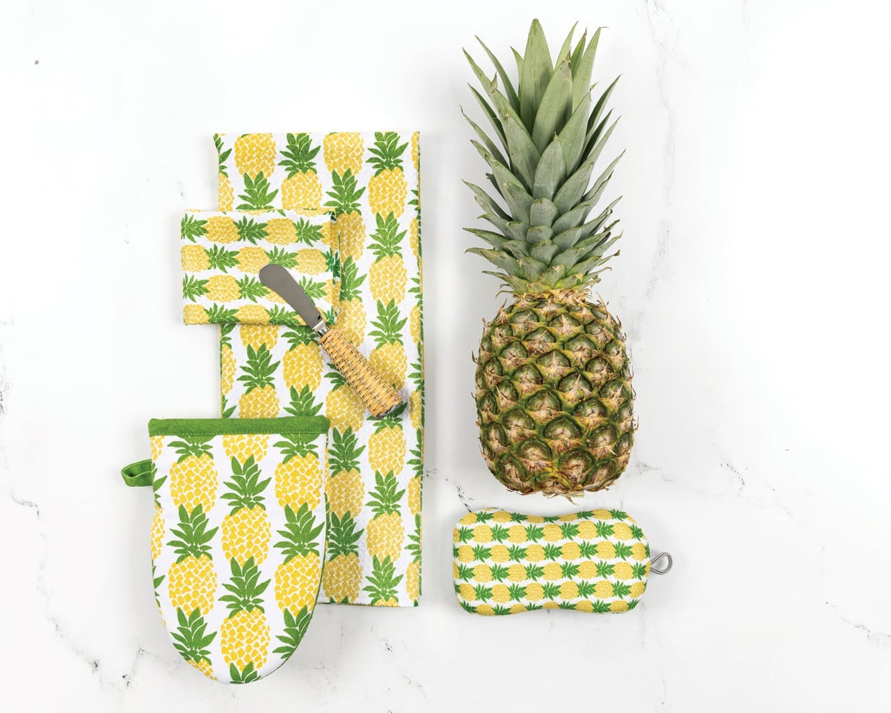 Set of reusable bags with pineapple pattern and a pineapple on a white background